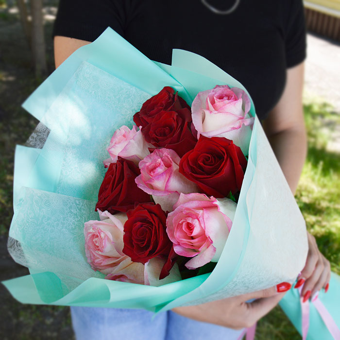 Букет из 11 красных и розовых роз в упаковке